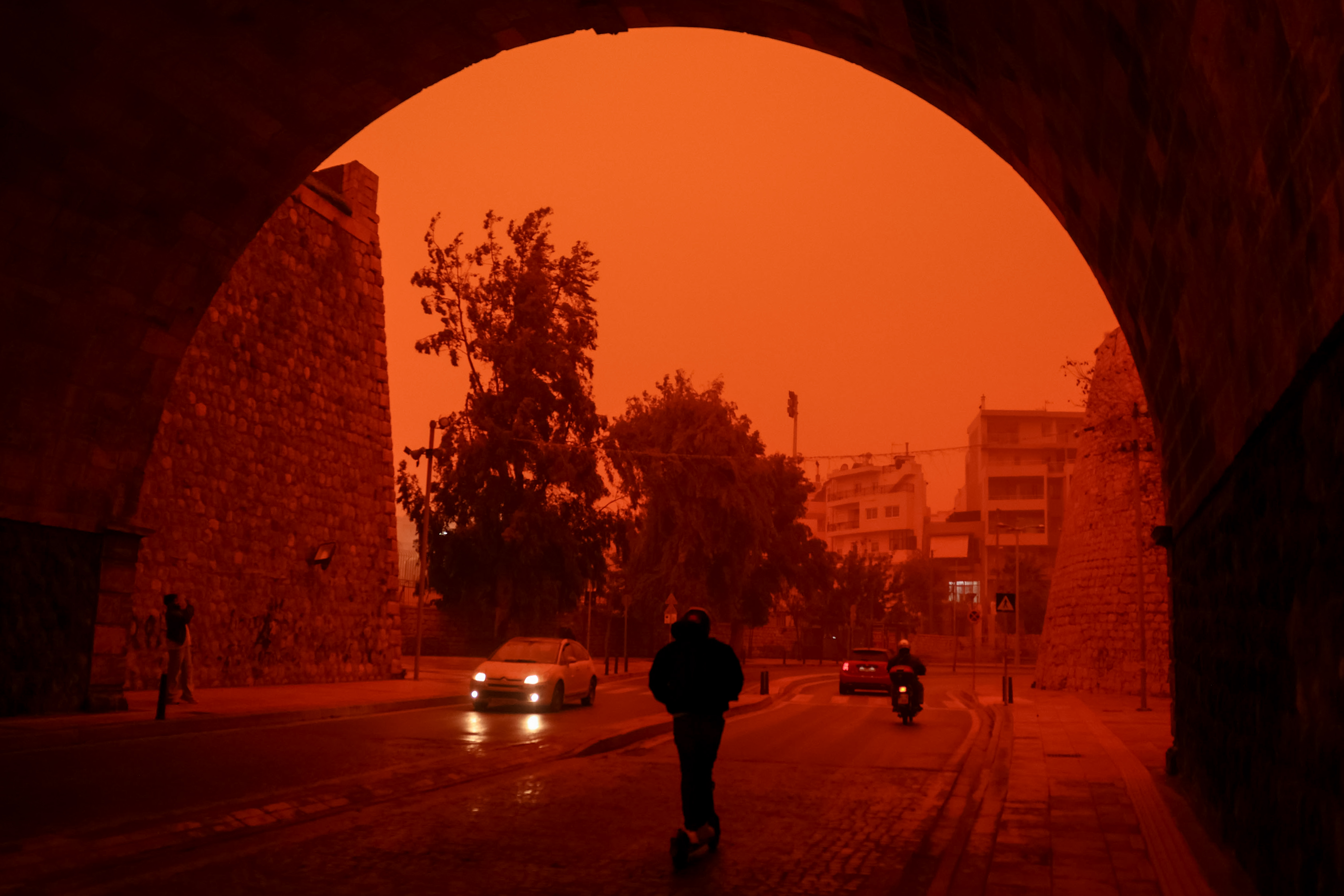 Απόκοσμο τοπίο η Κρήτη από την υψηλή συγκέντρωση αφρικανικής σκόνης | ΣΤΕΦΑΝΟΣ ΡΑΠΑΝΗΣ/EUROKINISSI
