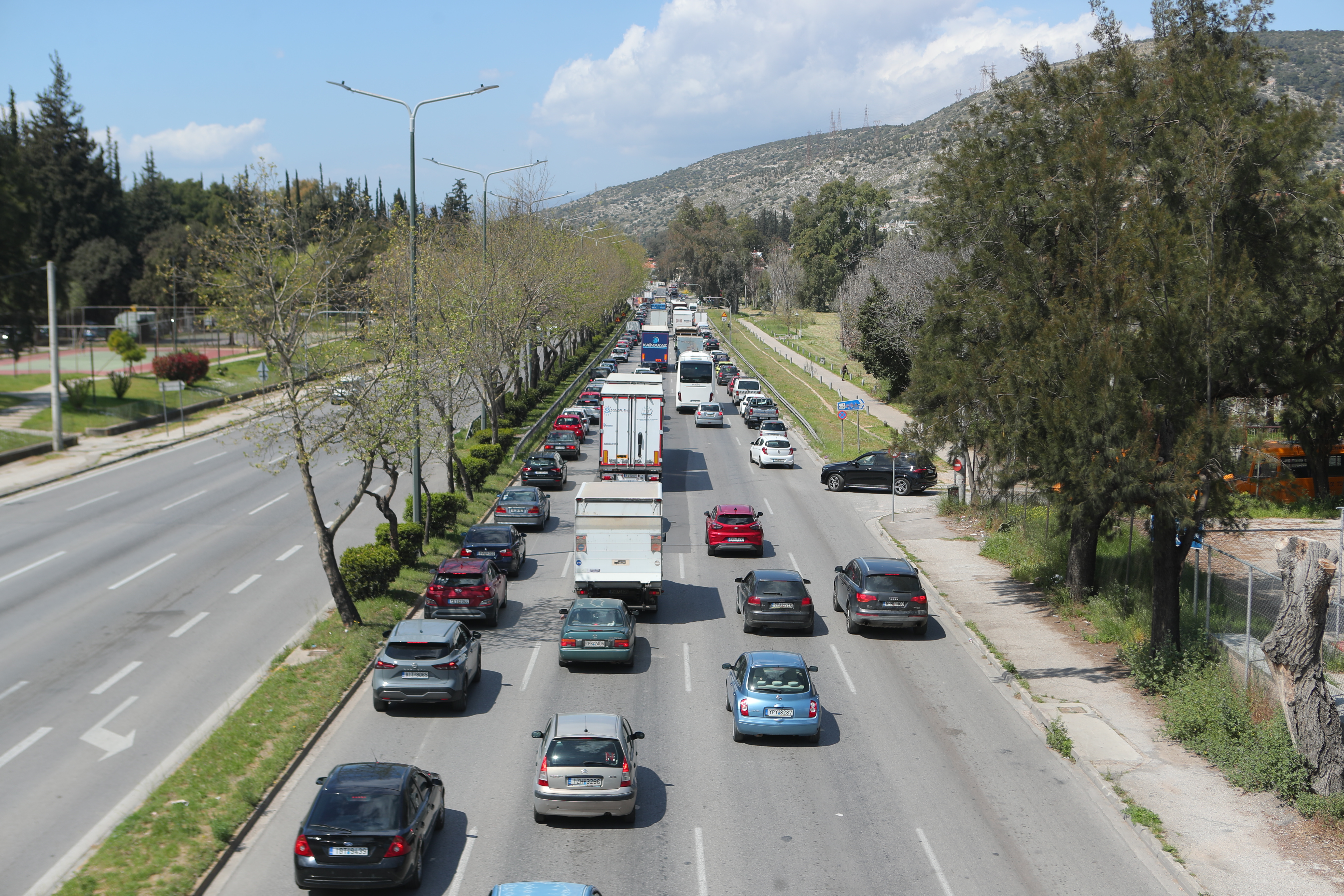 Σε χαμηλές ταχύτητες κινούνται τα ΙΧ σε κεντρικές αρτηρίες της Αττικής για την έξοδο του Πάσχα | ΣΩΤΗΡΗΣ ΔΗΜΗΤΡΟΠΟΥΛΟΣ/EUROKINISSI