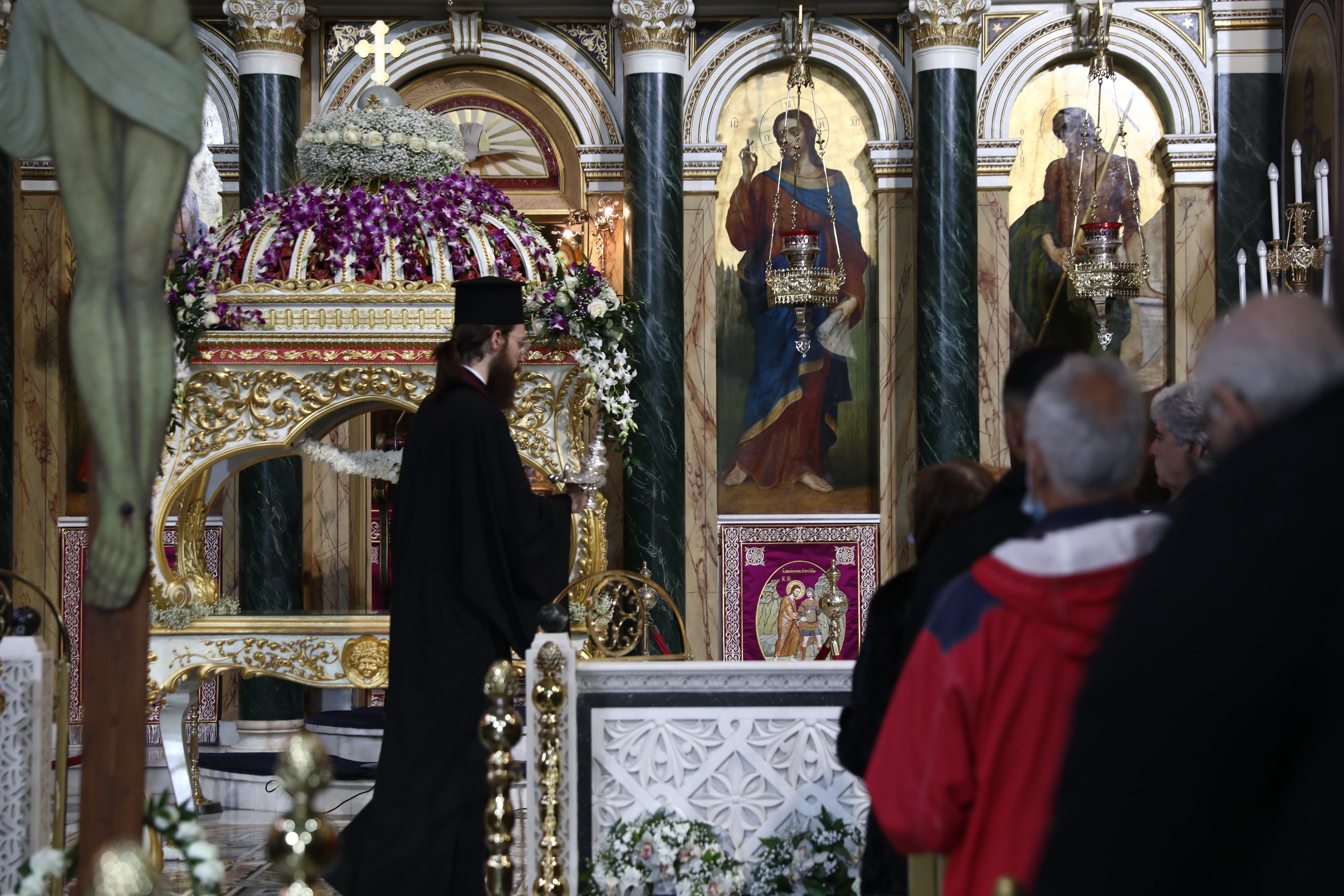 Μεγάλη Παρασκευή: Σήμερα η κορύφωση του Θείου Δράματος – Αποκαθήλωση και Επιτάφιος