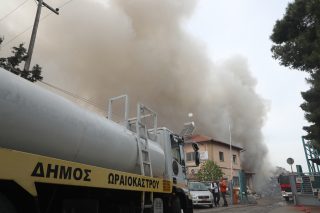 Υπό έλεγχο η φωτιά σε εταιρεία ανακύκλωσης στo Ωραιόκαστρο