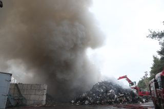 Σαρηγιάννης για φωτιά στο Ωραιόκαστρο: «Προσοχή στο πλύσιμο των αυλών - Δημιουργούνται τοξικές ενώσεις»
