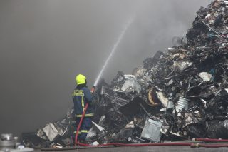 Φωτιά σε εταιρεία ανακύκλωσης στο Ωραιόκαστρο: Μήνυμα από το 112, «μείνετε σε εσωτερικούς χώρους»