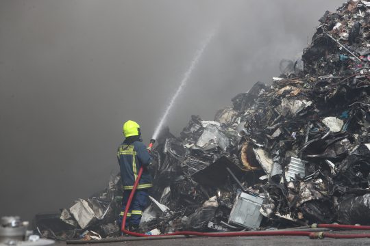 Φωτιά σε εταιρεία ανακύκλωσης στο Ωραιόκαστρο: Μήνυμα από το 112, «μείνετε σε εσωτερικούς χώρους»