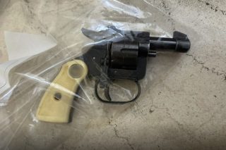 Κολωνός: 73χρονος εισέβαλε σε κατάστημα και απείλησε τον υπάλληλο - Συνελήφθη από την ΕΛ.ΑΣ.