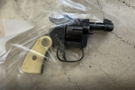 Κολωνός: 73χρονος εισέβαλε σε κατάστημα και απείλησε τον υπάλληλο - Συνελήφθη από την ΕΛ.ΑΣ.