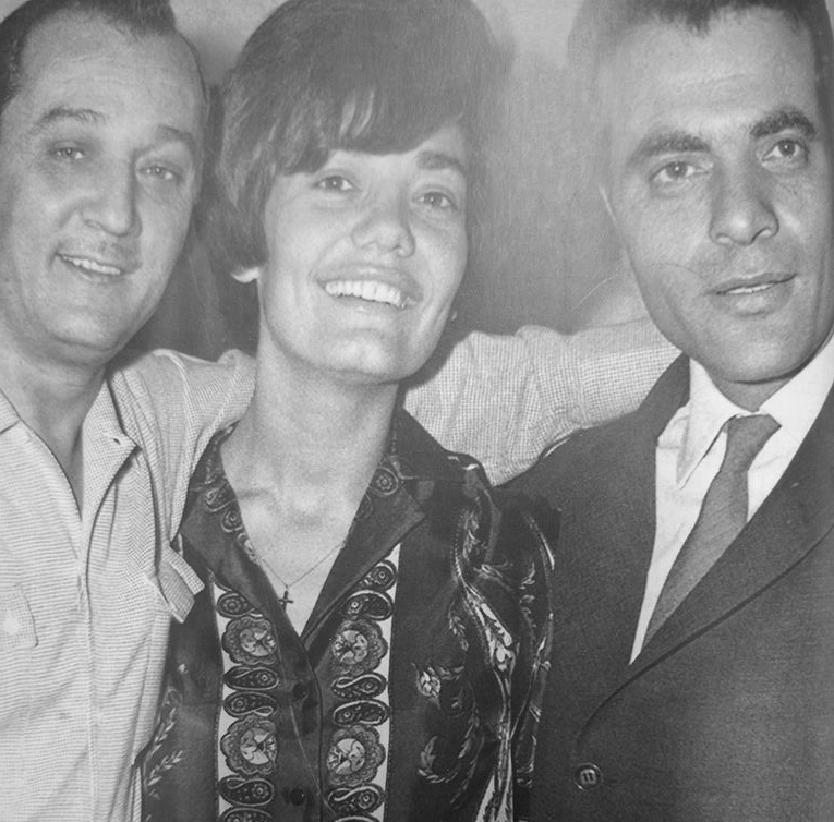 Η Μαρινέλλα ανάμεσα στον Μανώλη Χιώτη και τον Στέλιο Καζαντζίδη | Από το προσωπικό αρχείο του Γ. Λιάνη