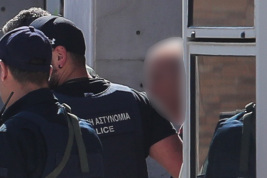 Βαριά ποινική δίωξη για κακουργήματα στον 89χρονο ένοπλο για τις επιθέσεις σε ΕΦΚΑ και Πρωτοδικείο