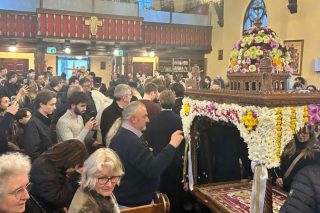 Η ελληνική κοινότητα που κρατά ζωντανή την παράδοση του Πάσχα στη Νορβηγία – Επιτάφιος, μαγειρίτσες και σούβλισμα [εικόνες]