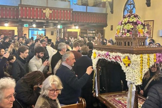 Η ελληνική κοινότητα που κρατά ζωντανή την παράδοση του Πάσχα στη Νορβηγία – Επιτάφιος, μαγειρίτσες και σούβλισμα [εικόνες]