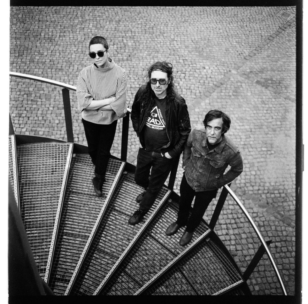 A Place to Bury Strangers: «Χορεύουμε στη άκρη του γκρεμού και νιώθουμε ζωντανοί»
