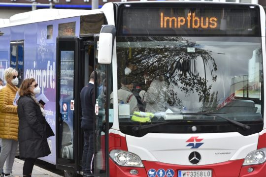 Φονικό τροχαίο στην Αυστρία: Λεωφορείο «εισέβαλε» σε σούπερ μάρκετ - Ένας νεκρός και επτά τραυματίες
