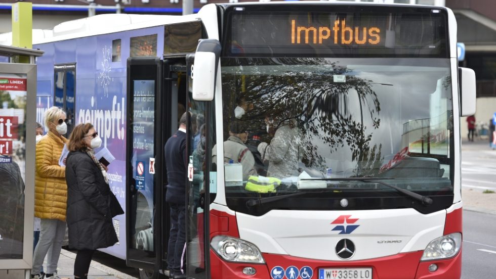 Φονικό τροχαίο στην Αυστρία: Λεωφορείο «εισέβαλε» σε σούπερ μάρκετ - Ένας νεκρός και επτά τραυματίες