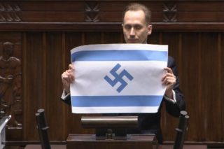 Πολωνία: Ακροδεξιός βουλευτής άνοιξε «ισραηλινή σημαία» με σβάστικα μέσα στη βουλή [βίντεο]