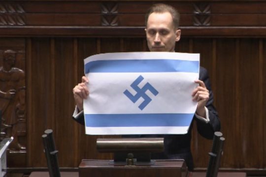 Πολωνία: Ακροδεξιός βουλευτής άνοιξε «ισραηλινή σημαία» με σβάστικα μέσα στη βουλή [βίντεο]