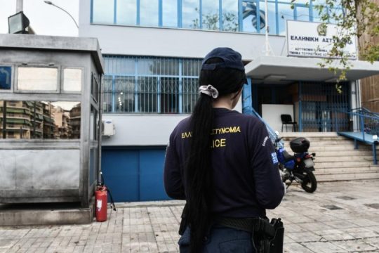 Σουρεάλ: Δύο αστυνομικοί τσακώθηκαν μεταξύ τους - Σχηματίστηκε δικογραφία και τους πήραν τα όπλα