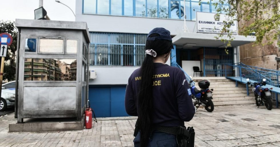 Σουρεάλ: Δύο αστυνομικοί τσακώθηκαν μεταξύ τους - Σχηματίστηκε δικογραφία και τους πήραν τα όπλα