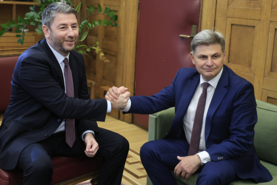 Ο Ανδρουλάκης καλωσόρισε τον Φαραντούρη στο ΠΑΣΟΚ: «Θα προσφέρει πολλά στον αγώνα» - «Δεν περισσεύει κανείς»