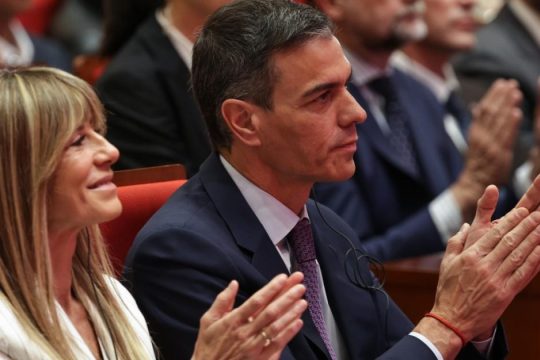 Πονοκέφαλος για τον Πέδρο Σάντσεθ: Απαγγέλθηκαν κατηγορίες για διαφθορά στη σύζυγό του