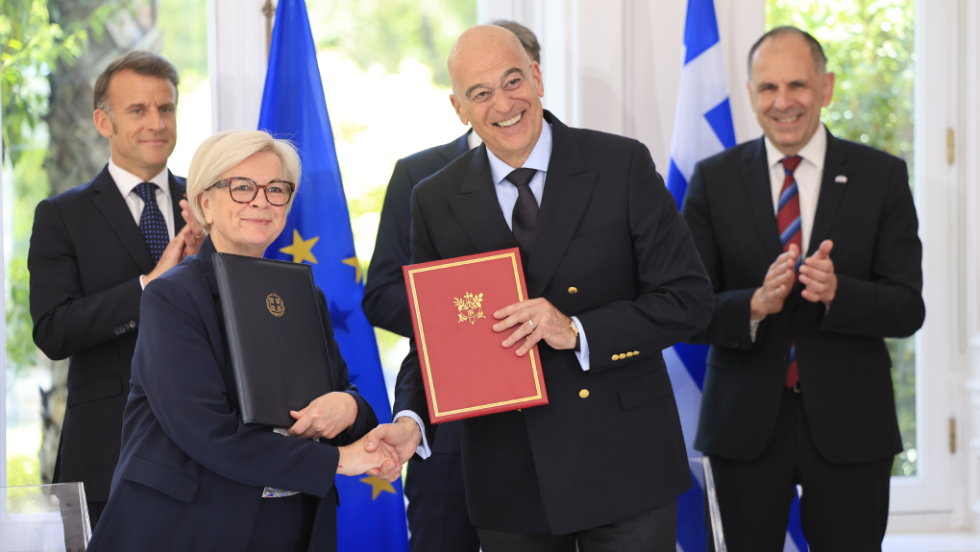 Ο Δένδιας και η Γαλλίδα ομόλογός του υπέγραψαν την ανανέωση της συμφωνίας για τη «Στρατηγική Εταιρική Σχέση»
