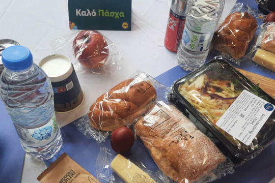 Πασχαλινή αγκαλιά αγάπης από τον δήμο Αθηναίων: 1.300 γεύματα σε άστεγους και ευάλωτους πολίτες
