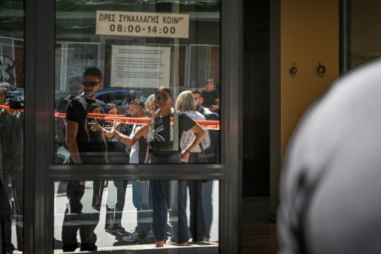 Στη ΓΑΔΑ οδηγείται ο 89χρονος μετά τη σύλληψή του στην Πάτρα: «Χρήζει βοήθειας» δηλώνει ο δικηγόρος του [βίντεο]
