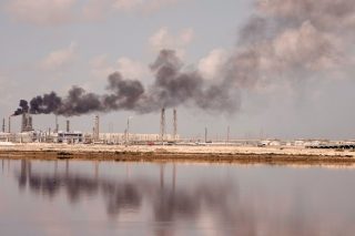 Guardian: Ο πόλεμος στη Μέση Ανατολή μπορεί να κοστίσει 1 τρισ. δολάρια στην παγκόσμια οικονομία