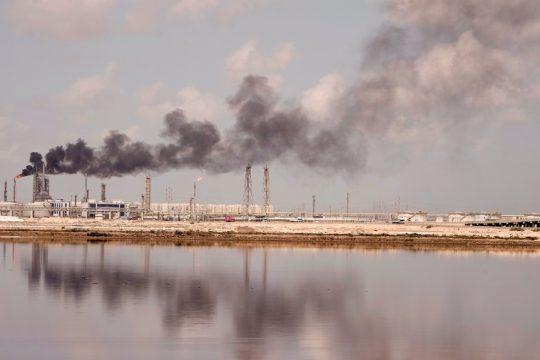 Guardian: Ο πόλεμος στη Μέση Ανατολή μπορεί να κοστίσει 1 τρισ. δολάρια στην παγκόσμια οικονομία