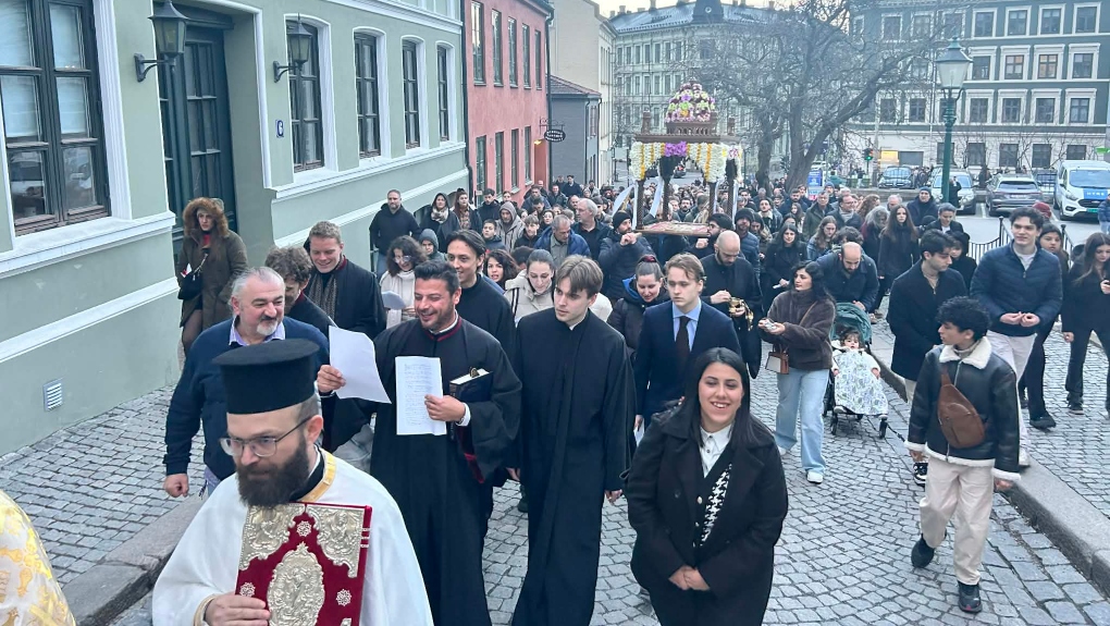 Η ελληνική κοινότητα που κρατά ζωντανή την παράδοση του Πάσχα στη Νορβηγία – Επιτάφιος, μαγειρίτσες και σούβλισμα [εικόνες]