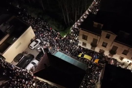 Κατάνυξη στη σκιά της Ακρόπολης - Χιλιάδες πιστοί στους Επιταφίους της Πλάκας [πλάνα από drone]