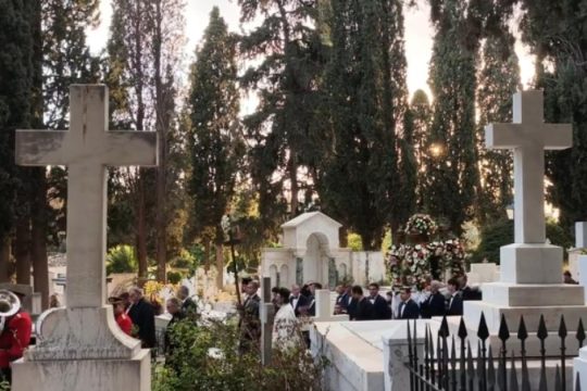 Η ξεχωριστή περιφορά του Επιταφίου μέσα στο Α' Νεκροταφείο Αθηνών [βίντεο]