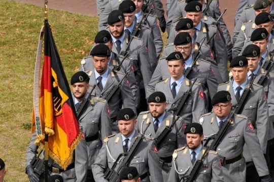 Γερμανία: Ειδική άδεια από τον στρατό για ταξίδια εξωτερικού άνω των 3 μηνών για άνδρες έως 45 ετών