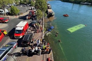 Παρίσι: Λεωφορείο έπεσε στον Σηκουάνα - Σώοι οι τέσσερις επιβαίνοντες [εικόνες - βίντεο]