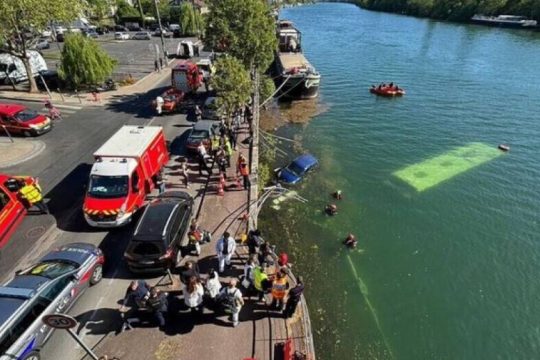 Παρίσι: Λεωφορείο έπεσε στον Σηκουάνα - Σώοι οι τέσσερις επιβαίνοντες [εικόνες - βίντεο]