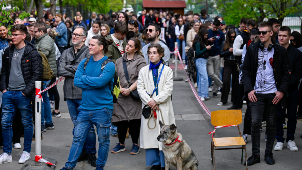 κόσμος έξω από τα εκλογικά κέντρα της Ουγγαρίας | AP