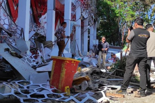 Σεισμός 7,4 ρίχτερ στην Ινδονησία - Μία νεκρή και σοβαρές ζημιές [εικόνες - βίντεο]