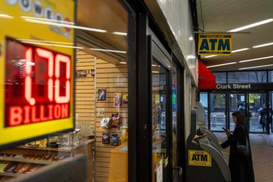 Ένας Βρετανός υπερτυχερός κέρδισε 10,6 εκατ. λίρες και δεν πήγε να τα πάρει