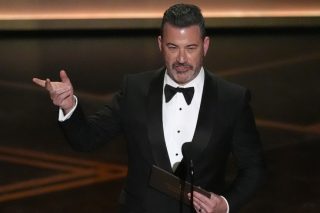 Πυροβολισμοί στις ΗΠΑ: Ο Τζίμι Κίμελ είχε πει «μέλλουσα χήρα» τη Μελάνια - Τώρα το ζεύγος Τραμπ ζητά την απόλυσή του