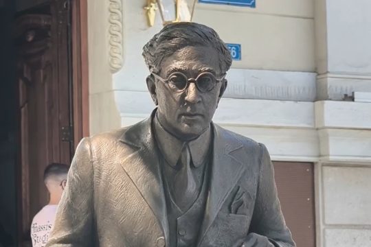 Ο Καβάφης «επέστρεψε» στην Αθήνα: Ένα ραντεβού με τον ποιητή εκεί που πρωτοπερπάτησε το 1901 [βίντεο]