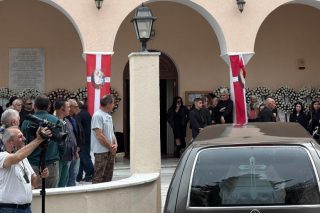 Αργοστόλι: Σπαραγμός στην κηδεία της αδικοχαμένης 19χρονης Μυρτώς [εικόνες - βίντεο]
