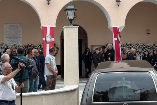 Αργοστόλι: Σπαραγμός στην κηδεία της αδικοχαμένης 19χρονης Μυρτώς [εικόνες - βίντεο]
