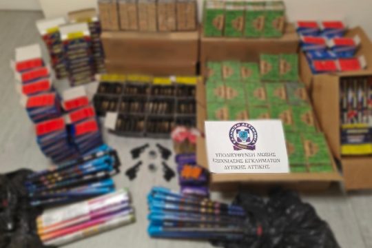 Μενίδι: Εντοπίστηκαν 22.000 κροτίδες κρυμμένες σε καφενείο - Συνελήφθη ο ιδιοκτήτης