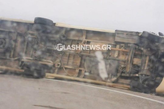 Θυελλώδεις άνεμοι στα Χανιά: Ανατράπηκε λεωφορείο στη μέση του δρόμου [εικόνες]