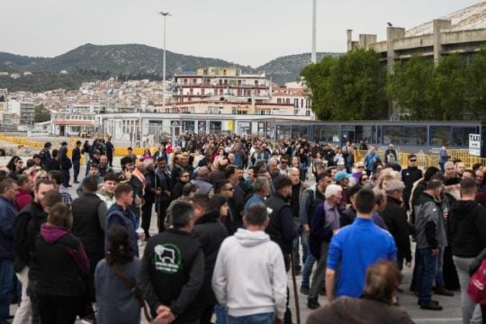 Στο πόδι η Λέσβος για τον αφθώδη πυρετό: Αποκλεισμένο για φορτηγά το λιμάνι, «κατέβασε ρολά» όλο το νησί [βίντεο]