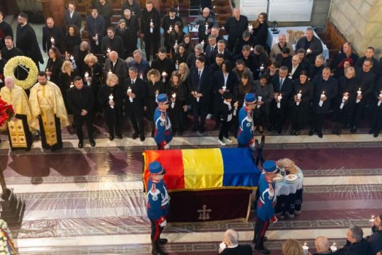 Μιρτσέα Λουτσέσκου: Ο σπαρακτικός επικήδειος του Ραζβάν και η κηδεία με στρατιωτικές τιμές [εικόνες]