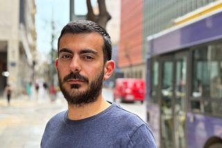 Όταν η Νέα Αριστερά τρολάρει τη ΝΔ μέσα στο συνέδριό της: «Αλληλεγγύη στα θύματα του Predator»
