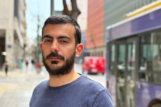 Όταν η Νέα Αριστερά τρολάρει τη ΝΔ μέσα στο συνέδριό της: «Αλληλεγγύη στα θύματα του Predator»