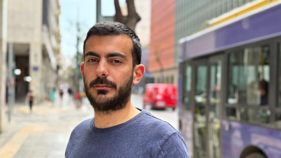 Όταν η Νέα Αριστερά τρολάρει τη ΝΔ μέσα στο συνέδριό της: «Αλληλεγγύη στα θύματα του Predator»