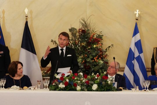 Δυναμικό μήνυμα Μακρόν στο Προεδρικό με το βλέμμα στην Τουρκία: «Ελλάς, Γαλλία - Συμμαχία»