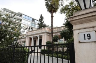 Το Μαξίμου δεν απαντά στις καταγγελίες Τσουκαλά για τα πανωτόκια: «Χαμένος χρόνος»