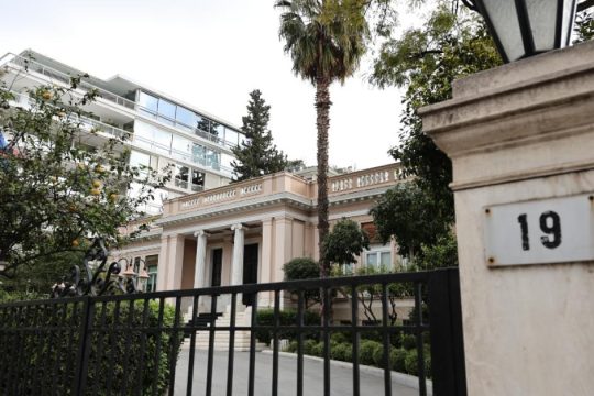 Το Μαξίμου δεν απαντά στις καταγγελίες Τσουκαλά για τα πανωτόκια: «Χαμένος χρόνος»